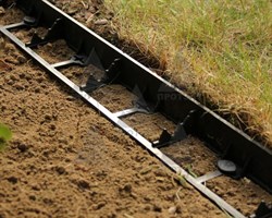 Пластиковый бордюр высота 0,045 м с колышками - фото 21000