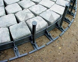 Пластиковый бордюр высота 0,058 м с колышками - фото 21005